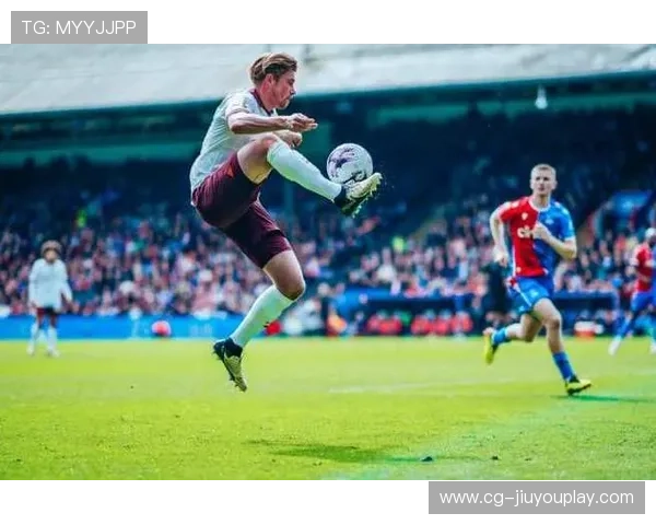 德布劳内略带旋转的传球，穿透整条后防