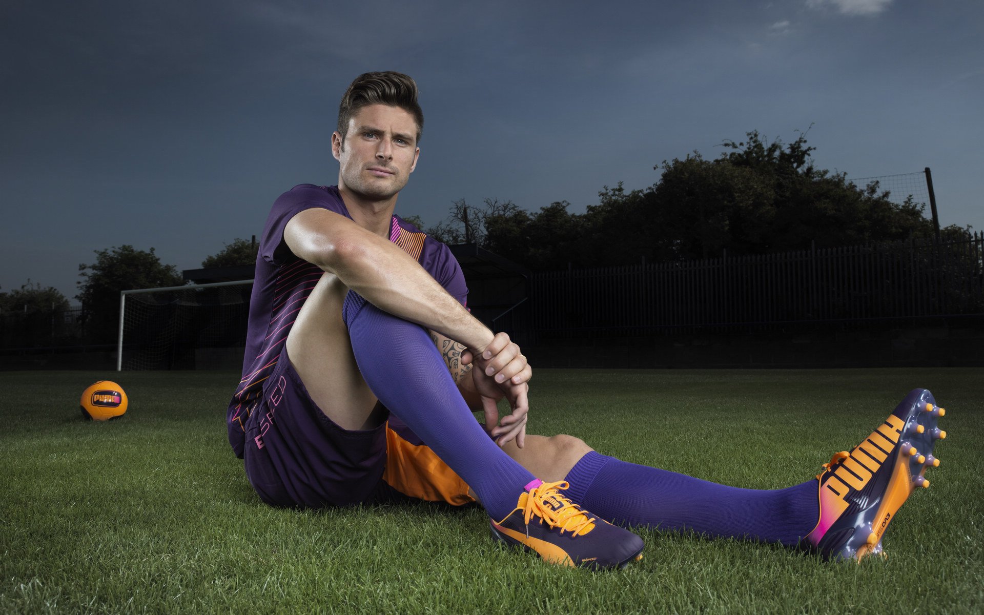 尼斯依靠高位压迫打乱对手节奏，尼斯持刀袭击