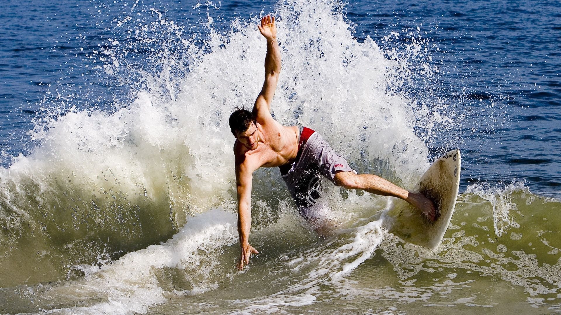 体育品牌加大投入布局高校市场，学校体育品牌